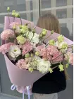 Доставить Монобукет из белой и розовой кружевной эустомы в оформлении по городу Томску
