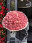 Купить Букет из 101 нежно-розовой розы Hermosa в оформлении в Томске