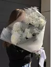 Заказать Букет с гвоздиками и одиночными хризантемами "Белоснежная симфония" в Томске