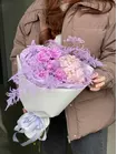 Доставка Дуобукет из розовой гортензии и гвоздик в оформлении в Томске