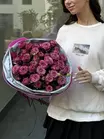 Доставка букета из 15 кустовых роз Carat в оформлении в городе Томск