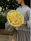 Доставка Букет из 25 пионовидных роз Buttercup в оформлении по городу Томск