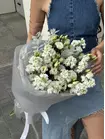 Доставка букета из маттиолы и эустомы «Белый неон» в городе Томск
