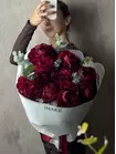 Доставка букета из 9 бордовых пионов Red Charm с эвкалиптом по городу Томск