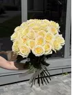 Букет из 25 пионовидных роз Candlelight 70 см купить с доставкой в Томске