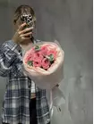 Заказать Букет из 7 пионовидных роз Pink Expression с эвкалиптом с доставкой на дом в Томске