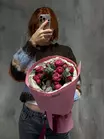 Купить букет из кустовых роз с эвкалиптом в Томске