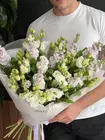 Оформить заказ на Букет из сиреневой маттиолы и кружевной эустомы в оформлении с доставкой