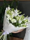 Купить Букет из сиреневой маттиолы и кружевной эустомы в оформлении с доставкой по городу