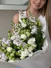 Заказать Букет из сиреневой маттиолы и кружевной эустомы в оформлении с доставкой