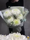 Купить Букет из одиночных хризантем, эвкалипта и матрикарии с доставкой в Томске