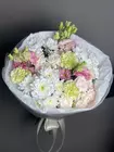 Купить Сборный букет с кустовой хризантемой "Парфе" с бесплатной доставкой в Томске