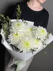 Купить Букет из семи одиночных белых хризантем и эвкалипта с доставкой