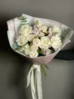 Доставить Сборный букет с белоснежной розой ланфрен "Нежный сад" по городу Томску