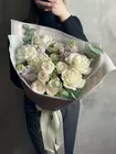 Купить Сборный букет с белоснежной розой ланфрен "Нежный сад" с доставкой по городу