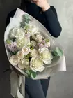 Заказать Сборный букет с белоснежной розой ланфрен "Нежный сад" с доставкой
