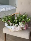 Купить Композиция в корзине из тюльпанов "Хрусталь"  в Томске на 8 Марта