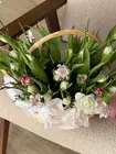 Купить Композиция в корзине из тюльпанов "Хрусталь"  в Томске на 8 Марта