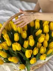 Купить Композиция в корзине из тюльпанов "Солнечный март"  в Томске на 8 Марта
