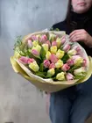 Купить Весенний букет из 41 тюльпана с тиласпией  в Томске
