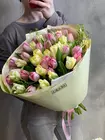 Купить Весенний букет из 41 тюльпана с тиласпией  в ТомскеКупить Весенний букет из 41 тюльпана с тиласпией  в Томске