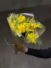 Купить Весенний букет из тюльпанов с мимомзой  в Томске