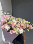 Оформить доставку на  Монобукет из белой и розовой кружевной эустомы в оформлении по городу Томску
