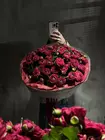 Купить Монобукет из кустовых пионовидных роз в оформлении в Томске с доставкой