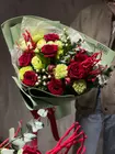 Сборный букет с бордовыми пионами "Фламенко" с доставкой в Томске