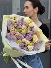 Купить Дуобукет из сиреневой маттиолы и персиковой кружевной эустомы в Томске с доставкой