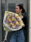 Подарить Дуобукет из сиреневой маттиолы и персиковой кружевной эустомы  с быстрой доставкой по городу Томску
