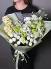 Заказать с доставкой по Томску Сборный букет в бело-зеленой гамме "Оранжерея"