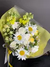 Сборный букет с ромашками и кустовыми розами "Солнечный привет" доставка букета Томск