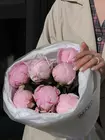 Купить Букет из 7 розовых пионов в белом оформлении с доставкой в Томске