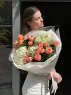 Заказать с бесплатной доставкой по Томску сборный букет с гортензией