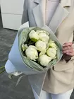 Букет из 7 белых пионов в оформлении с бесплатной доставкой по Томску