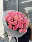 Заказать Букет из 35 нежно-розовых классических роз в оформлении на праздник