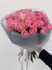Купить Букет из 35 нежно-розовых классических роз в оформлении с доставкой по городу Томск