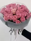 Купить Букет из 35 нежно-розовых классических роз в оформлении в Томске