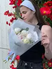 Купить Букет из 5 белых пионов с эвкалиптом в оформлении в Томске