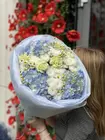 Купить с бесплатной доставкой по Томску Сборный букет с голубой гортензией "Капли бриза"