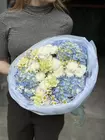 Сборный букет с голубой гортензией "Капли бриза" с бесплатной доставкой по Томску