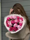 Заказать с бесплатной доставкой по Томску Дуобукет из кустовых роз и пионов в оформлении
