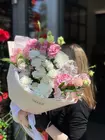 Сборный букет с розовой эустомой "Нежная мелодия" с бесплатной доставкой по Томску