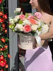 Купить Сборная композиция в шляпной коробке "Этюд нежности" с бесплатной доставкой по Томску