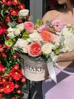Сборная композиция в шляпной коробке "Этюд нежности" заказать с доставкой в Томске