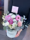 Купить с бесплатной доставкой по Томску Композиция в шляпной коробке "Летний романс"