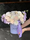 Композиция в шляпной коробке из цветов Томск