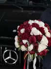 Букет из белых и бордовых пионов купить с доставкой по Томску