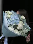 Заказать с бесплатной доставкой по Томску Букет в бело-голубой гамме "Витая в облаках"